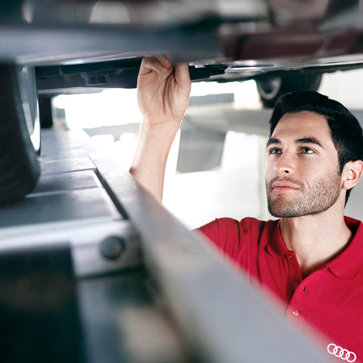 Audi Mechaniker prüft das Auto
