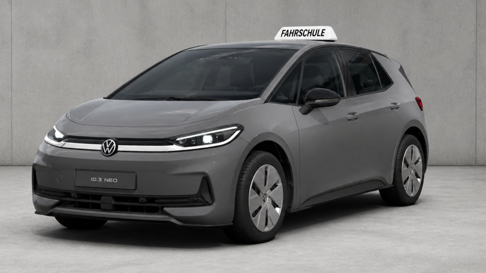 Der VW ID.3 NEO in grau, vor einer Betonwand