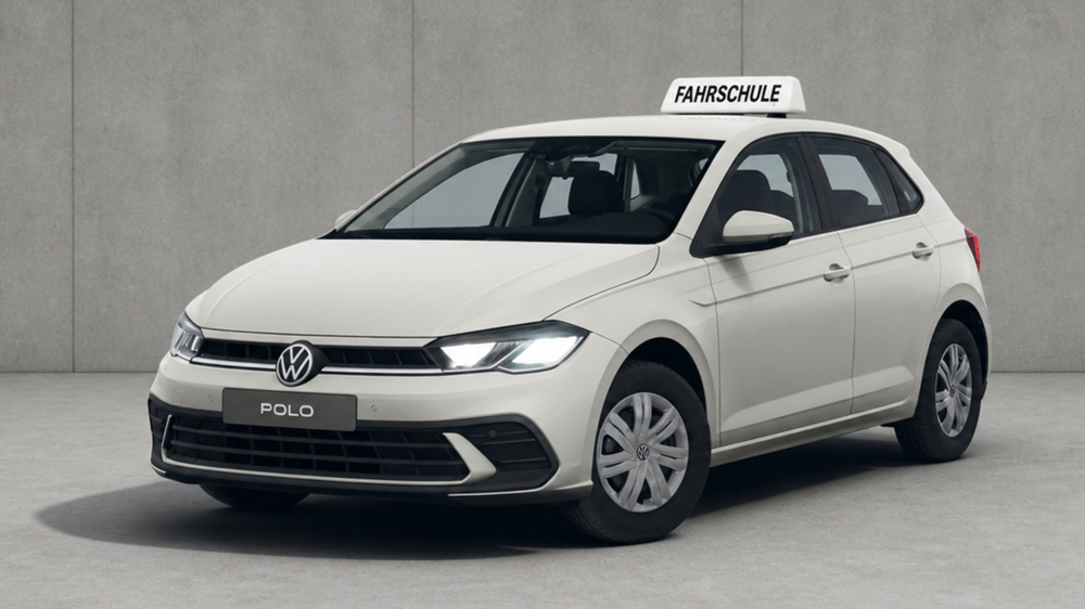 Der VW Polo in grau, vor einer Betonwand