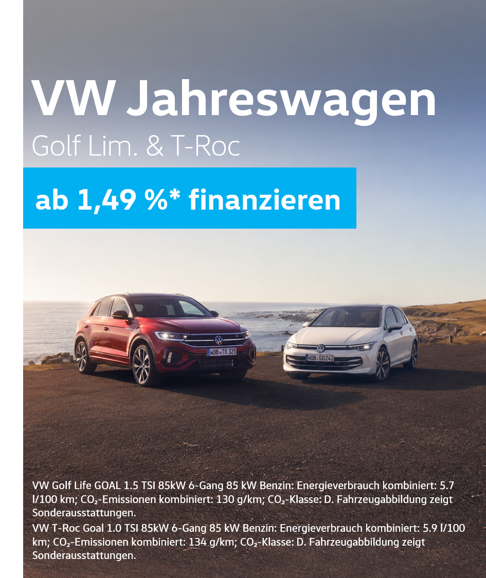 T-Roc in rot und Golf in weiß auf am Meer bei Sonnenuntergang 