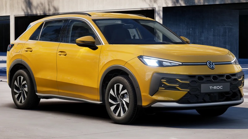 Der VW T-Roc in Gelb vor einer Häuserwand