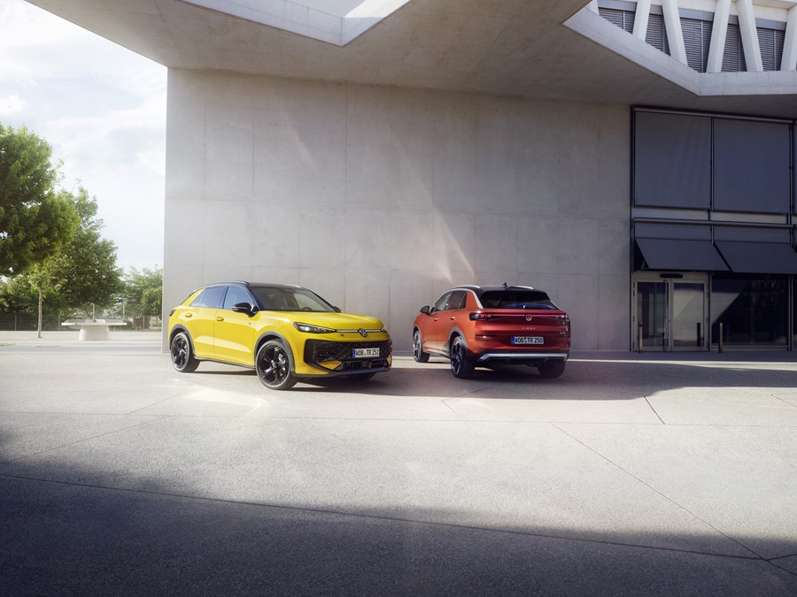 VW T-Roc zwei mal orange und gelb, vor einem Haus