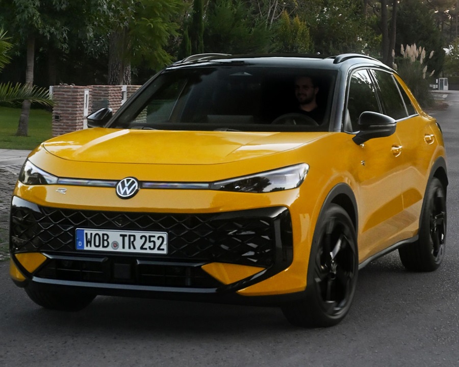 VW T-Roc in gelb fahrend auf einer Straße