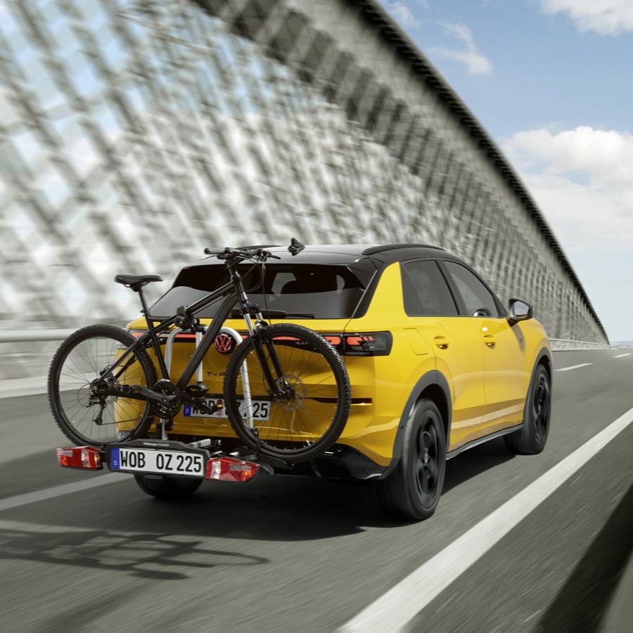 VW T-Roc in gelb, Ahnängerkupplung mit Fahrradträger