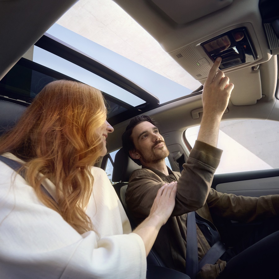 VW T-Roc, mit Menschen im innenraum des Fahrzeugs