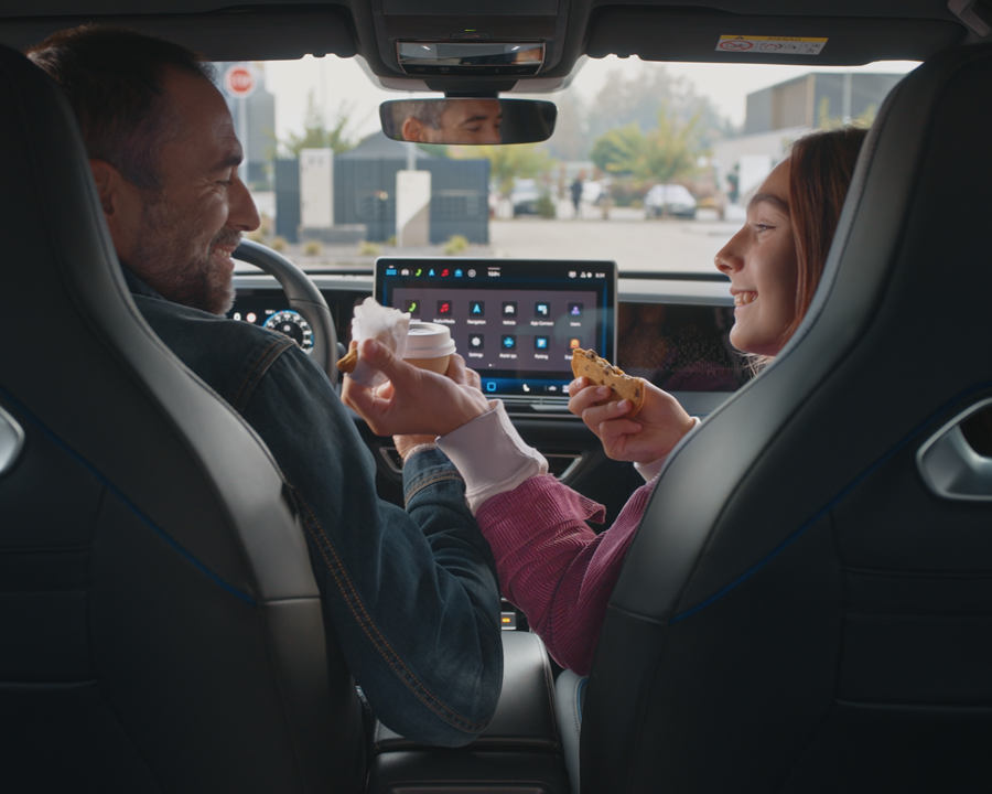 VW Tiguan Innenraum, zwei Personen unterhalten sich 