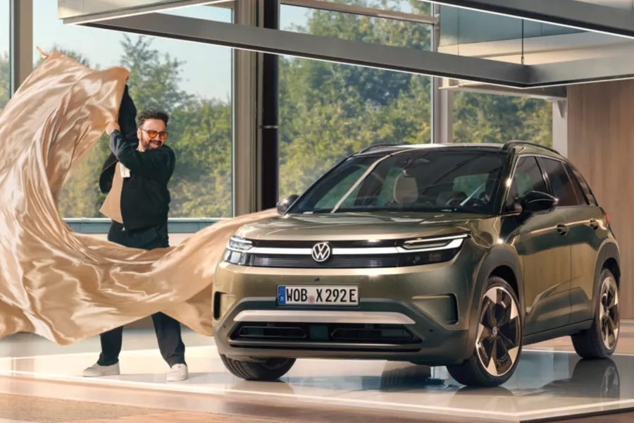 VW ID.Cross. Ein Mann zieht ein Tuch vom Auto