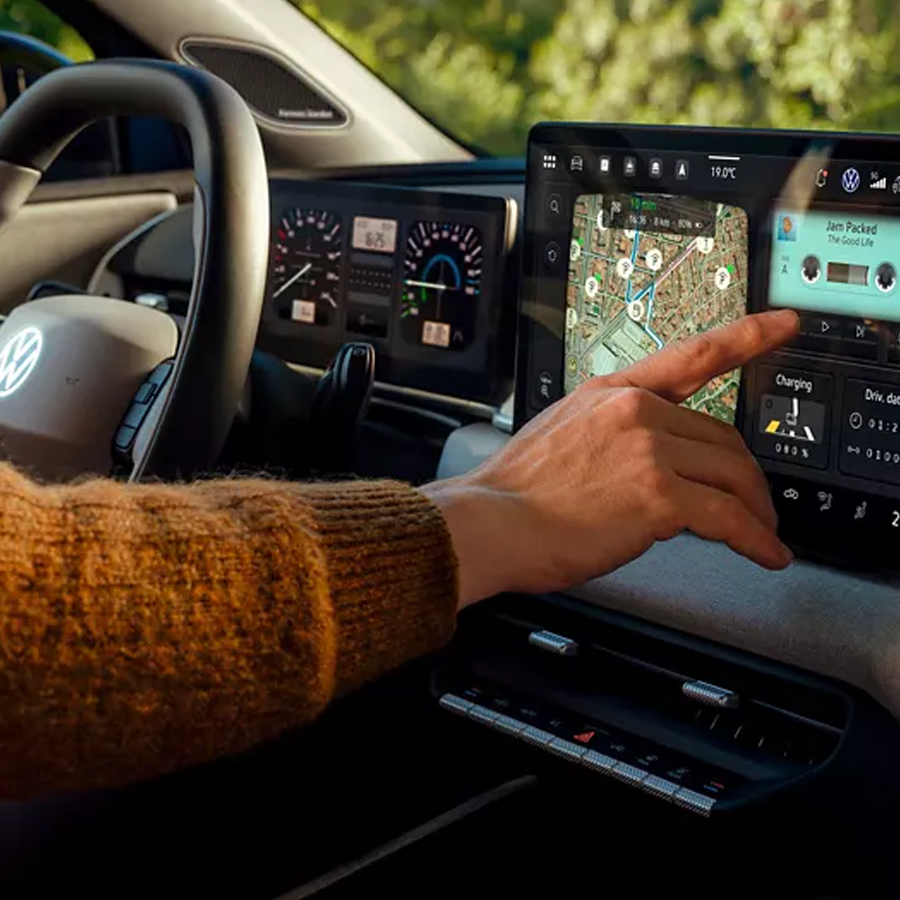 Ausschnitt: Hand, die den Touchscreen bedient. 