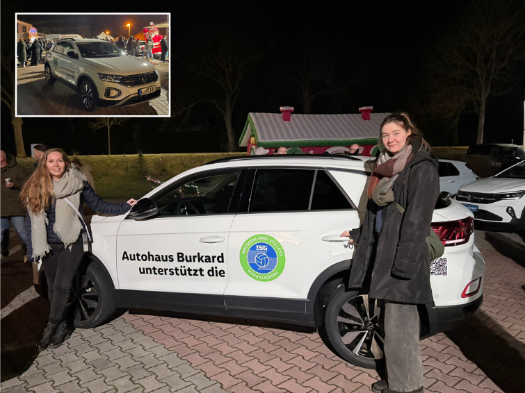 Eine Spielerin der Neuseenland Volley mit dem VW T-Roc bei der Fahrzeugübergabe