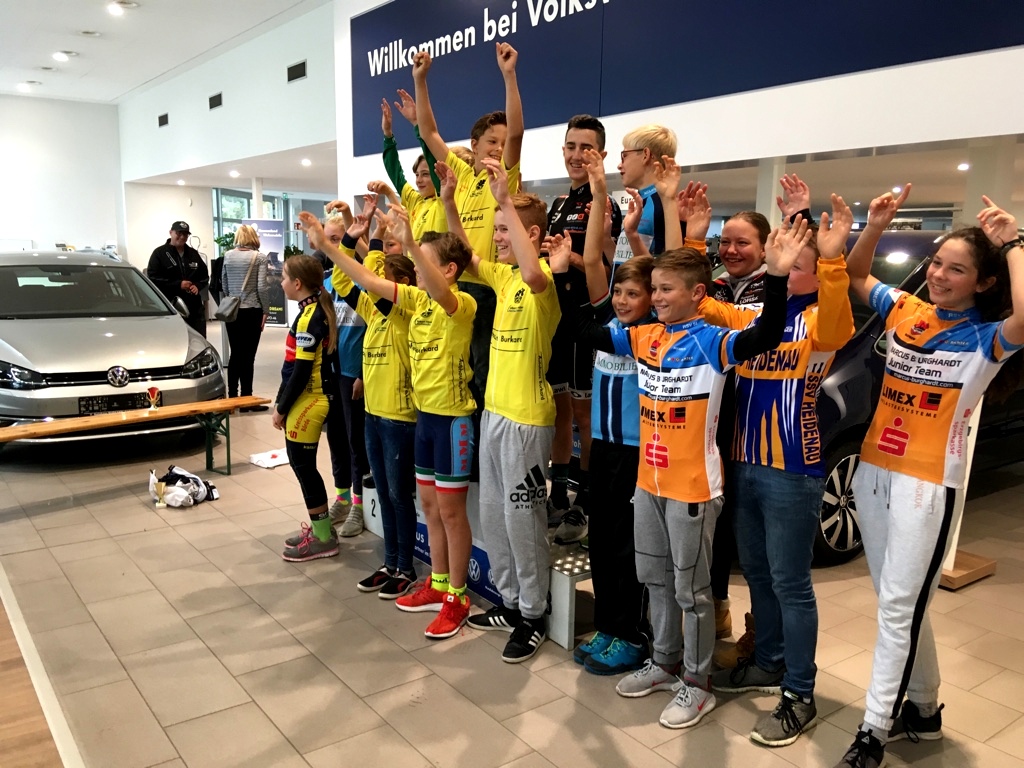 Kinder des Robert Förster Nachwuchs Cups bei der Siegerehring in unserem Autohaus Burkard