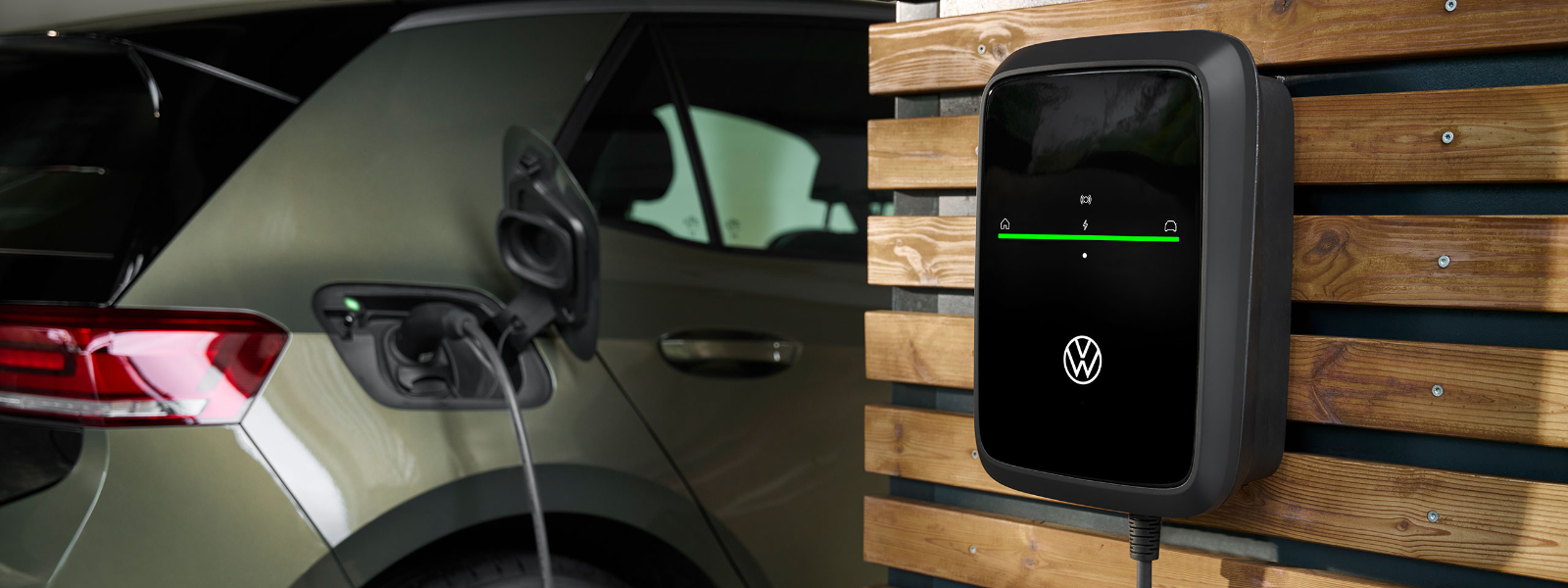 Eine Wallbox von Volkswagen, der ID.Charger an einer Wand.