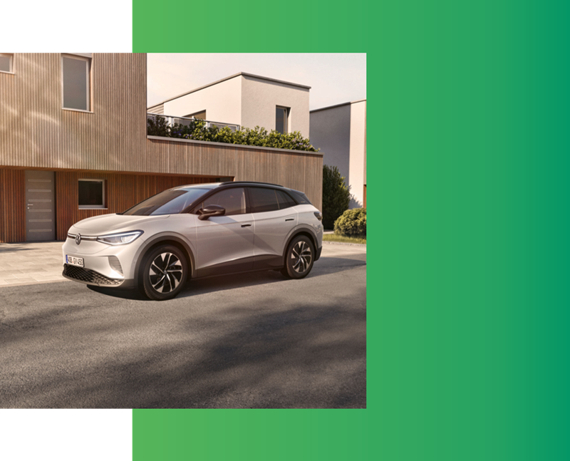 ID.4 in silber, vor einer Häuserwand, bei sonnenuntergang 