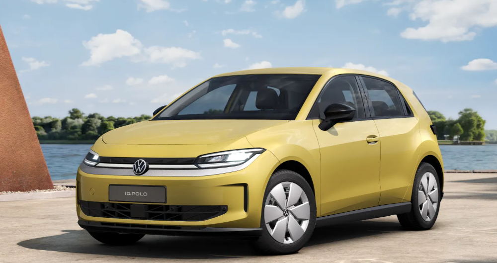 Der VW T-Roc in Gelb vor einem Weltall-Hintergrund