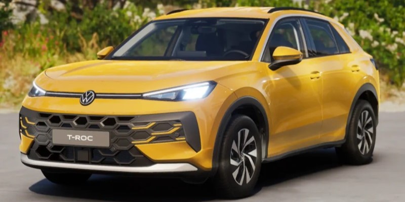 Der VW T-Roc in Gelb vor einem grünen Garten 