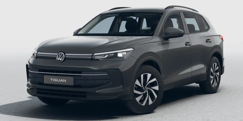 Der VW Tiguan in Garu vor einer weißen Wand